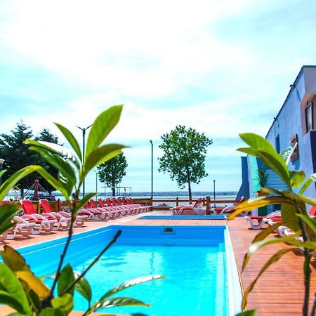 Voila Mamaia Hotel Exterior photo