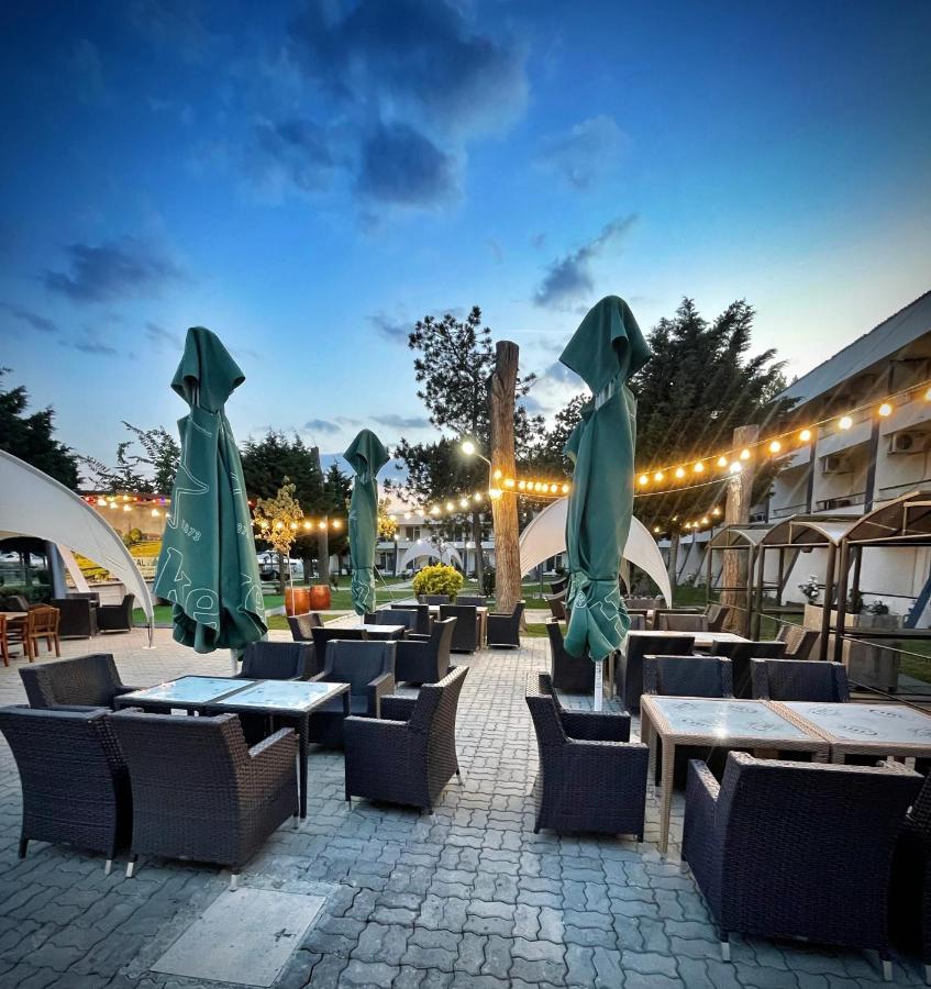 Voila Mamaia Hotel Exterior photo