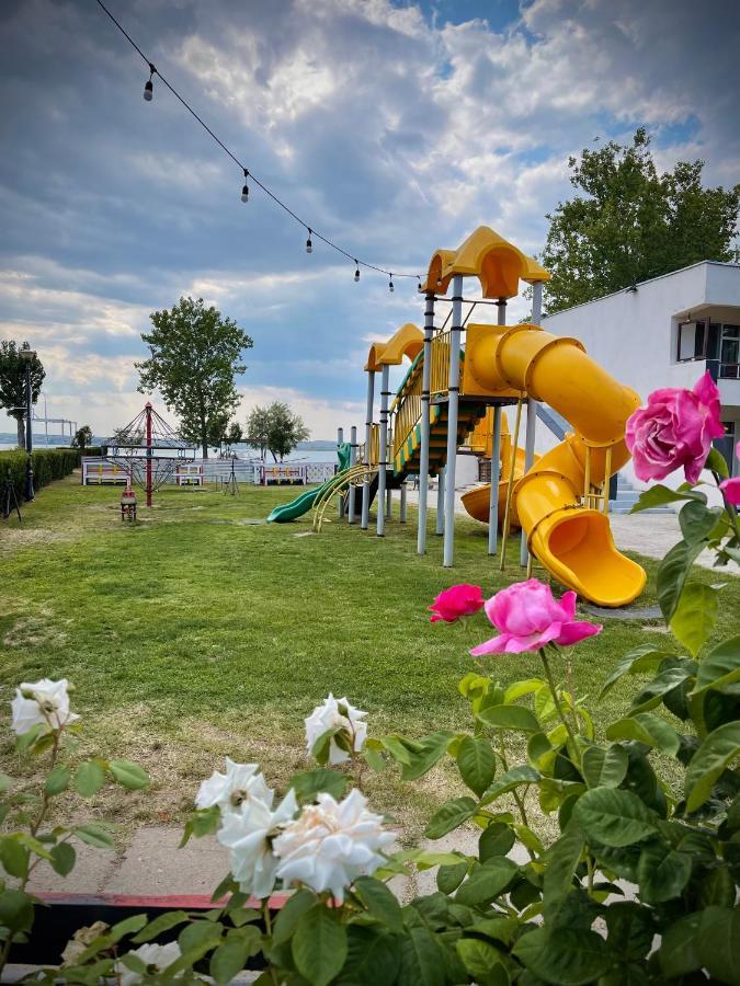 Voila Mamaia Hotel Exterior photo