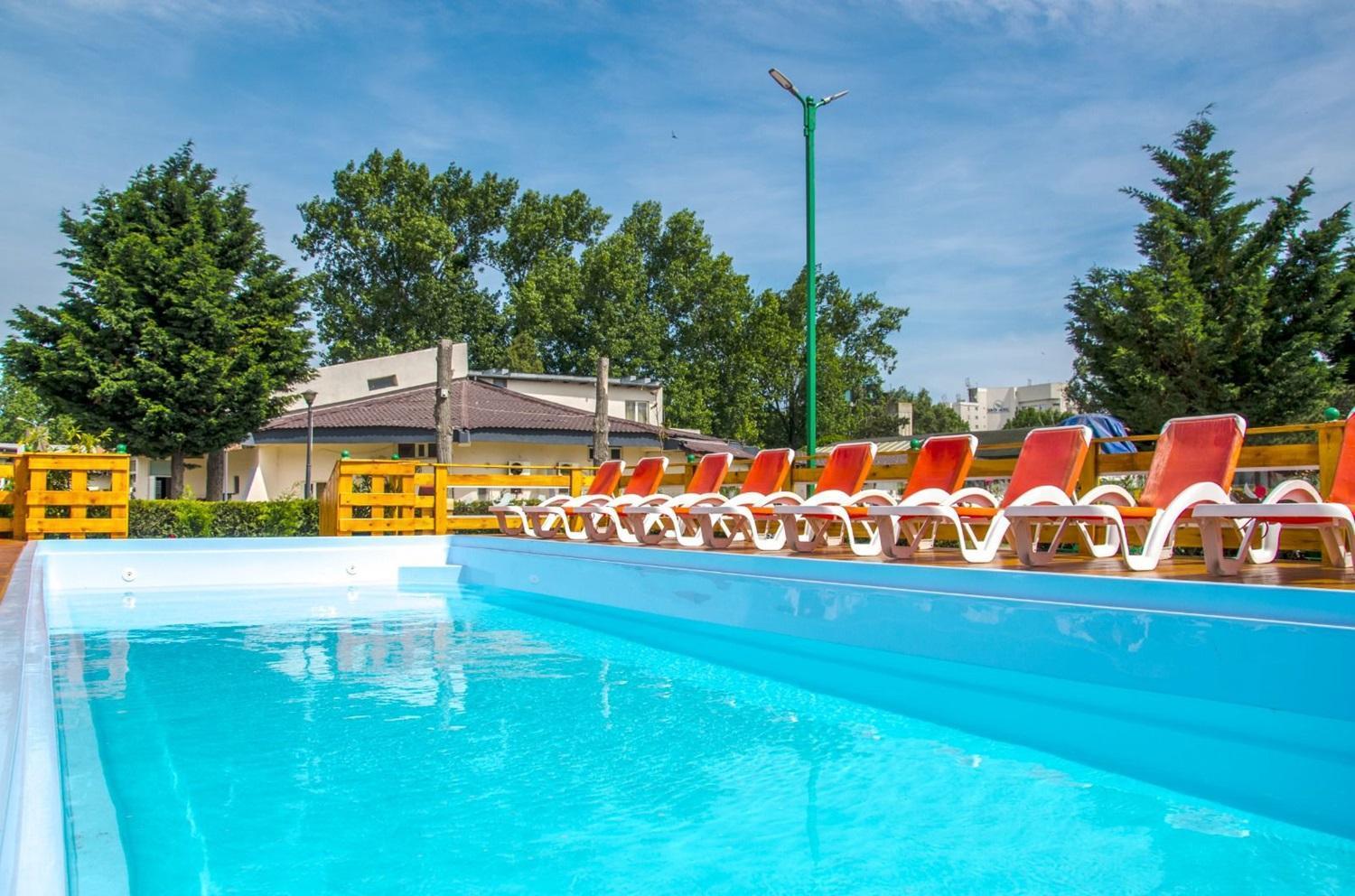 Voila Mamaia Hotel Exterior photo