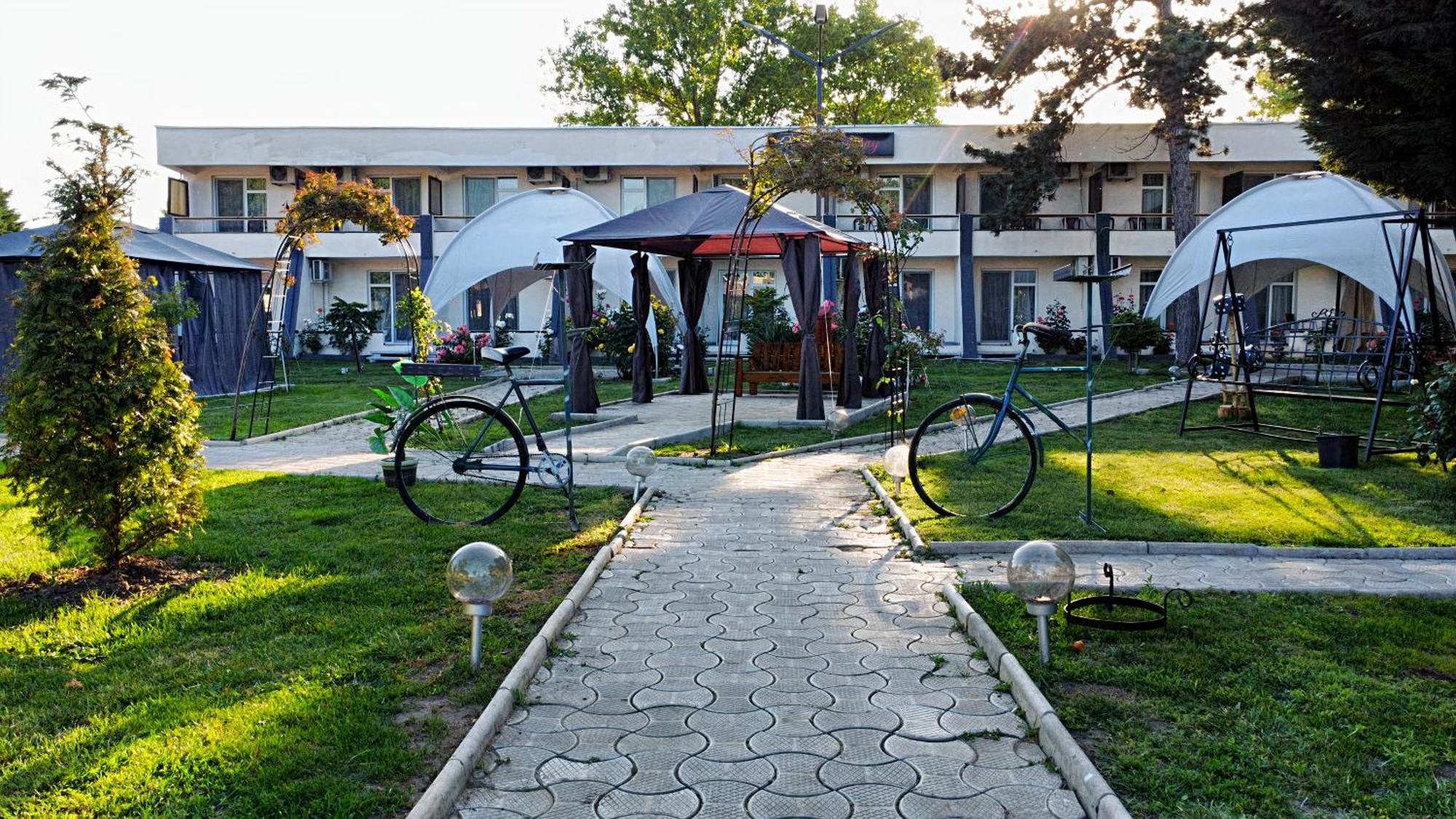 Voila Mamaia Hotel Exterior photo