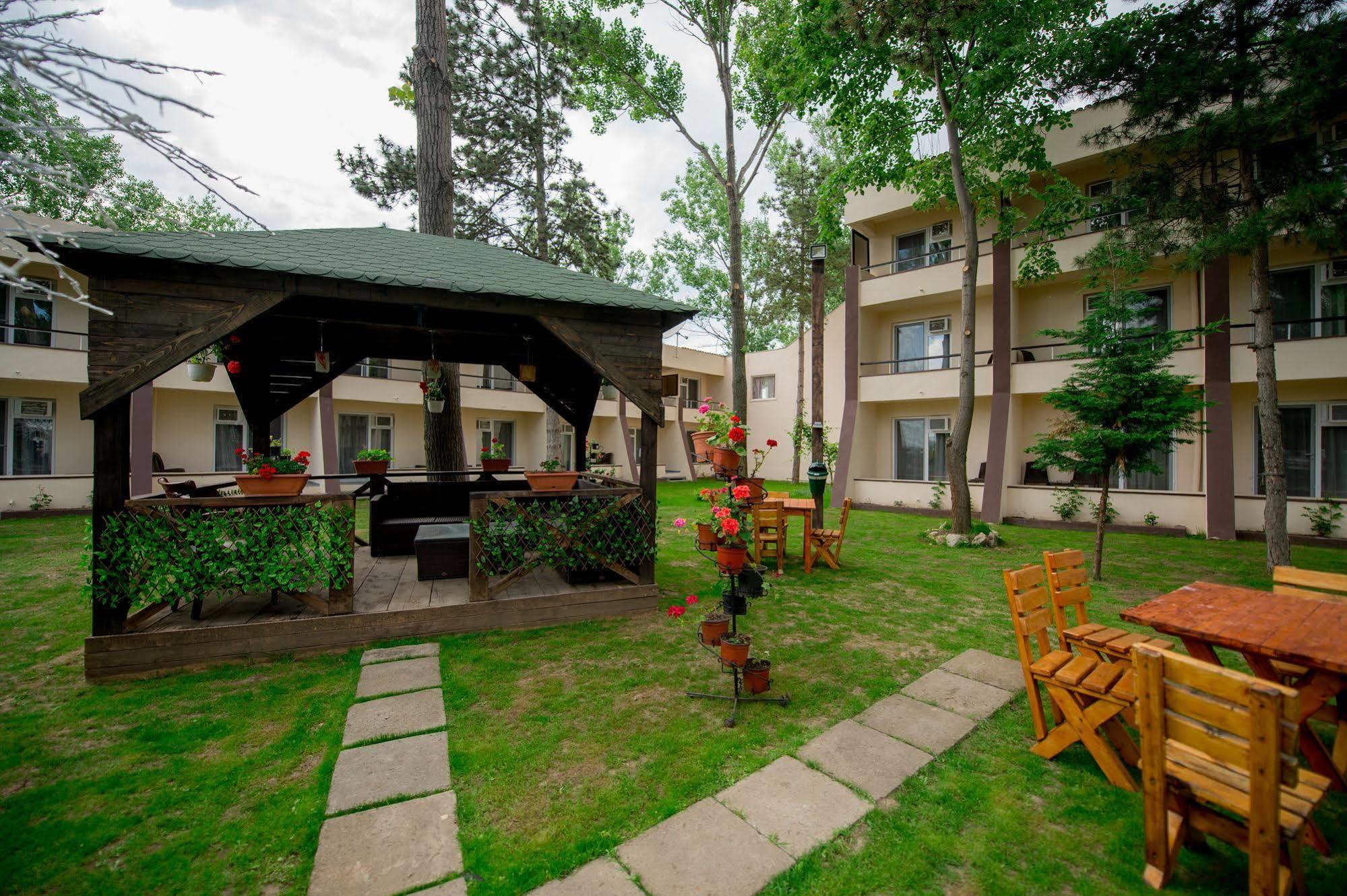Voila Mamaia Hotel Exterior photo