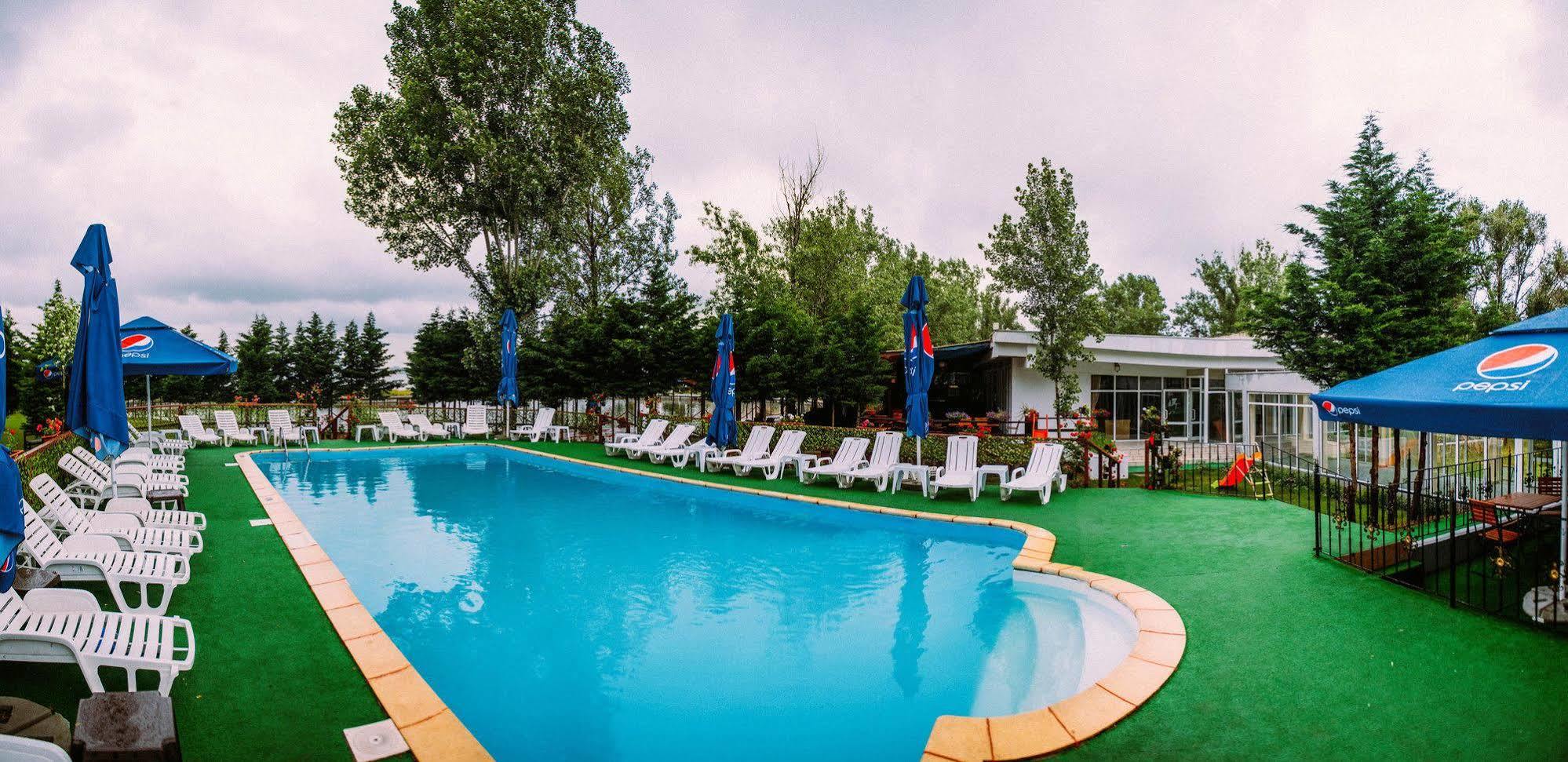 Voila Mamaia Hotel Exterior photo